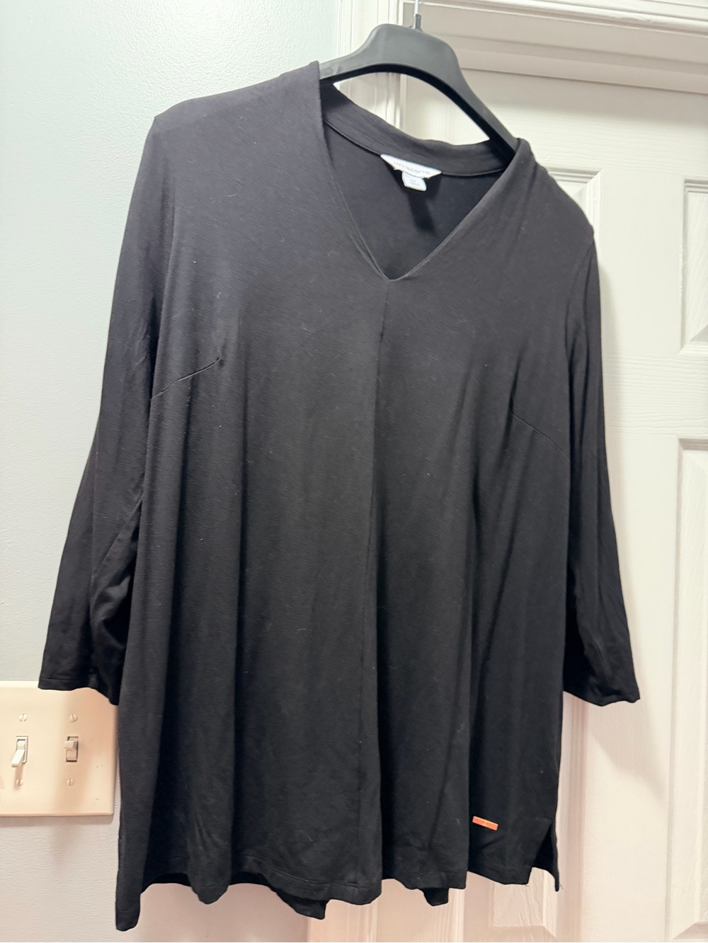 Liz Claiborne 0X Black V-Neck Women's Top - Relaxed Fit